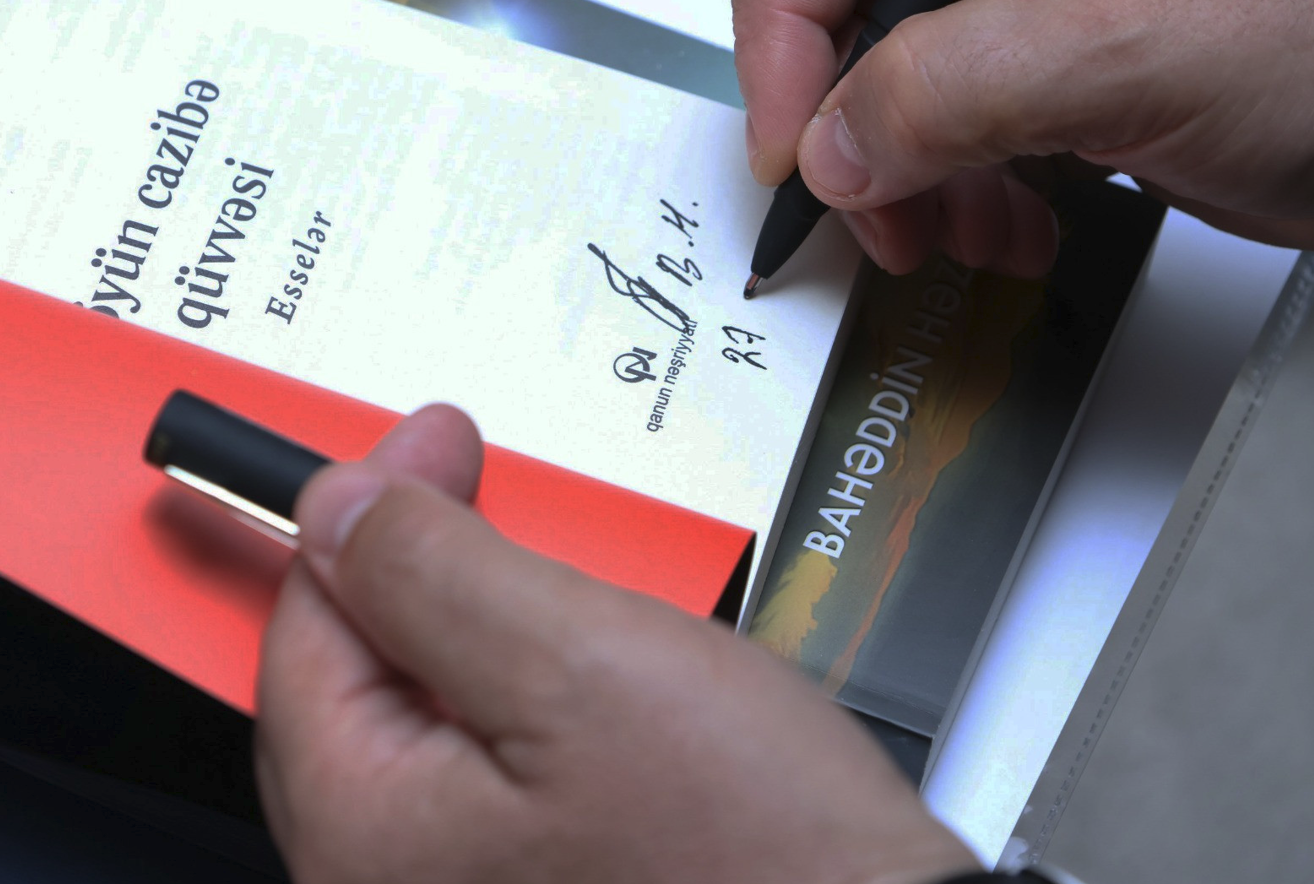 Bahəddin Həzinin “Göyün cazibə qüvvəsi” kitabının təqdimatı oldu (FOTO)